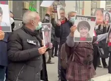 تجمع گروهی از خانواده‌های جان‌باختگان هواپیمای اوکراینی مقابل دادگاه نظامی در تهران 