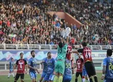 زنان بازهم پشت درهای بسته ورزشگاه امام رضا(ع) ماندند/ استقبال باورنکردنی از مسابقه ابومسلم