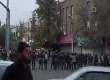 درگیری شدید عصر امروز میان معترضان و نیروهای یگان ویژه در قزوین+فیلم 