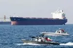رویترز: قایق‌های مسلح تلاش کردند یک کشتی را در تنگه هرمز رهگیری کنند / این کشتی درخواست‌ها برای توقف را نادیده گرفت و به مسیر خود ادامه داد
