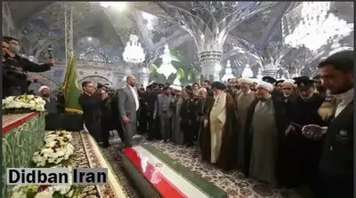 عکسی از اقامه نماز علم الهدی بر پیکر شهید سردار نیلفروشان