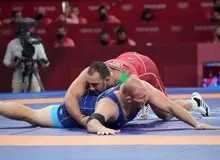 صعود امیرحسین زارع به نیمه نهایی و حذف مصطفی حسین‌خانی در کشتی آزاد