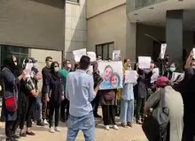 روزنامه‌نگاران معترض مقابل سازمان محیط زیست: مرگ دو روزنامه‌نگار نشانه‌ای‌است از کار ارزان‌شده و بدون بیمه‌ی/ ریحانه یاسینی چرا بیمه نبود؟/ FILM