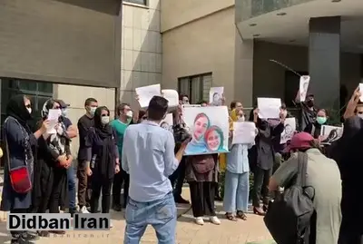 روزنامه‌نگاران معترض مقابل سازمان محیط زیست: مرگ دو روزنامه‌نگار نشانه‌ای‌است از کار ارزان‌شده و بدون بیمه‌ی/ ریحانه یاسینی چرا بیمه نبود؟/ FILM