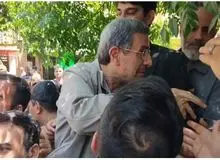  درخواست متفاوت یک زن از احمدی‌نژاد؛ تو را به خدا به ما زنگ بزنید+فیلم 