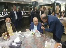 روزنامه جمهوری اسلامی:  نمایندگان مجلس یازدهم کارهایی می‌کنند که با جایگاه نمایندگی تجانسی ندارد / یکی از اینها غذاخوردن قالیباف را نشانه "تحول" می‌داند
