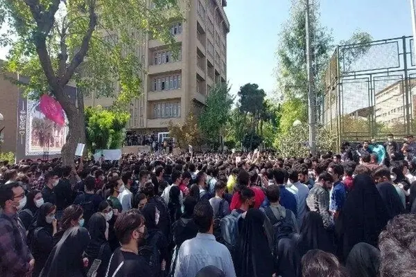 یکی از دانشجویان دانشگاه شریف: افرادی که در صف اول تجمعات بودند، توسط دوربین‌های دانشگاه شناسایی شدند/ بین ۱۰ تا ۲۰ دانشجو ممنوع‌الورود هستند