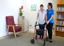 کاردرمانی در منزل برای راه رفتن + هزینه جلسات