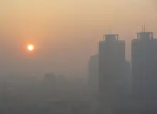 مردم در برزخ آلودگی هوا ایستادند/ یک حقوقدان: سازمان محیط‌زیست و وزارت بهداشت باید از وزارتخانه‌های نفت، نیرو و صمت شکایت کنند/ یک کارشناس محیط زیست: ۵۰ سال قانون‌نویسی برای هوای آلوده انجام شده است 