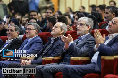 ژست خاص پزشکیان در مراسم روز دانشجو + عکس