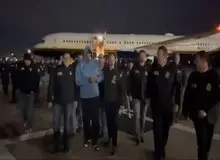 نیروهای آمریکایی مادورو و همسرش را به غل و زنجیر تحویل زندان دادند+فیلم 