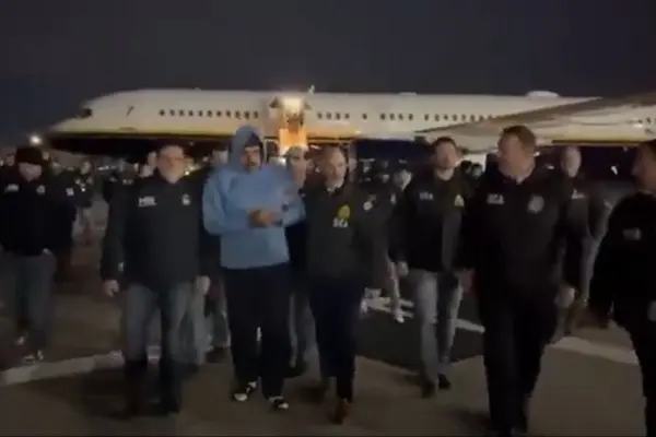 نیروهای آمریکایی مادورو و همسرش را به غل و زنجیر تحویل زندان دادند+فیلم 