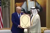  رئیس امارات به ترامپ گردنبد طلا هدیه داد+فیلم 