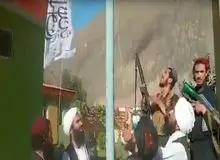 تصویری از لحظه برافراشتن پرچم طالبان در پنجشیر/FILM