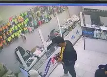 فیلم / سرقت گوشی موبایل با استفاده از غفلت فروشنده 