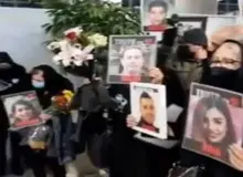 تجمع خانواده های قربانیان سرنگونی هواپیمای مسافربری در فرودگاه امام خمینی(ره) / ما خواهان روشن شدن "حقیقت" پس از دو سال و برقراری "عدالت" هستیم 