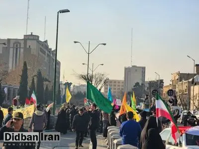 تجمع مجدد نیروهای انقلابی علیه سران قوا در تهران+فیلم/  نیروهای انقلابی: ملت از سران سه قوه آزرده شده/ پزشکیان نوکر امریکا شده/ آقای اژه ای! شما را منصوب نکردند که هرشب برای مردم درس اخلاق بدهید