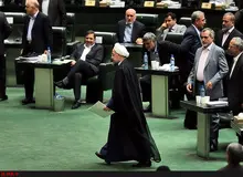 روحانی صحن مجلس را ترک کرد