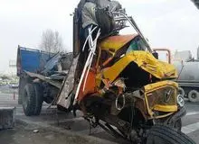 تصاویر برخورد شدید کامیون با پل عابر + عکس
