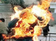 مادری با دو فرزندش در برابر چشم عده زیادی از مردم در شعله های آتش سوختند