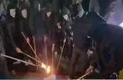 معترضان گرجی پرچم روسیه را به آتش کشیدند+فیلم 