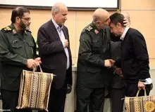 اهدای پیراهن تیم ملی به فرمانده سپاه + عکس