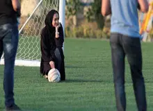 نیکی کریمی با لباس ملوان انزلی پا به توپ شد + عکس