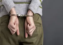 ۱۰ ماساژور متخلف که زنان را ماساژ می‌دادند، بازداشت شدند
