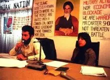 تصویر معصومه ابتکار و مرحوم حسین شیخ‌الاسلام در سال ۱۳۵۸ که این روزها درگیر کرونا شدند