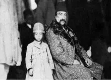 خاطره ناصرالدین شاه از سیزده بدر: آن دو دختر را به مخبرالدوله دادم، زنش شب به خانه راهش نداد!