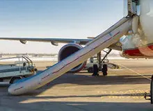 
ترکیدگی چرخ هواپیما و تخلیه مسافران با سرسره نجات