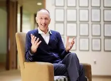 مردی که با گوگل و پی‌پال میلیارد‌ها دلار به‌دست آورد، حالا روی خبر سرمایه‌گذاری می‌کند