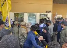 بوآلاء الولائی،‌ دبیرکل "گردان‌های سید الشهداء" از فرماندهان حشدالشعبی: نیروهای ما هستند که سفارت آمریکا را محاصره کرده اند می توانیم پادگان‌های آنها را هم محاصره کنیم / حزب‌الله عراق: اعتراض اعضای ما مقابل سفارت آمریکا درس اول ما به ایالات متحده است 