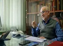 هشدار حسن سبحانی، استاد اقتصاد دانشگاه تهران: افزایش حقوق مثل ریختن بنزین روی آتش تورم است!/ لایحه بودجه، تورم زاست