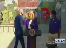 افتضاح تازه جو بایدن اینبار در سخنرانی همسرش؛ ترک مراسم به سمت مکان نامعلوم!/ FILM