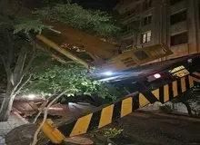 واژگونی جرثقیل ۶۰ تنی در خیابان سازمان برنامه شمالی/ عکس