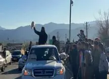 فیلم / مردم مریوان با در دست گرفتن "نان"، بە استقبال پیکر یخ زدەی «فرهاد خسروی« رفتەاند و فریاد میزنند: برای یک تکه نان بود!