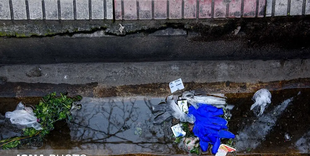 رهاسازی ماسک‌ها و دستکش‌ها در معابر شهرها+ تصاویر
