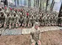 نیروهای چچنی در حال اقامه نماز در جبهه نبرد مقابل ارتش اوکراین/ تصاویر 