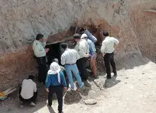 کشف اشیای عتیقه در پی‌کنی یک واحد زلزله‌زده سرپل‌ذهاب + تصاویر