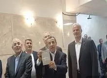 احمدی نژاد، کاندیداتوری اش در انتخابات را با کنایه به دیگر نامزدها شروع کرد؛ "این شناسنامه ساخت ایران است"+فیلم 