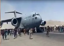صحنه های عجیب از فرودگاه کابل؛ تلاش مردم برای سوار شدن بر هواپیمای نظامی آمریکا/ FILM