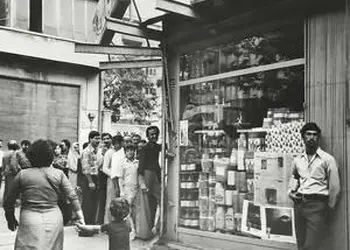 ۴۶ سال پیش در چنین روزی؛ کمبود گوشت در اولین سال انقلاب؛ صف مشتریان گوشت روز به روز طویل تر میشود. کمیته انقلاب قصاب ها را مجازات می کند