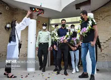 استقبال عجیب از محمدرضا گرایی در فرودگاه شیراز/ عکس