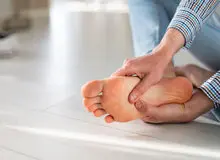 گزگز پا نشانه چیست و چطور درمان می‌شود؟
