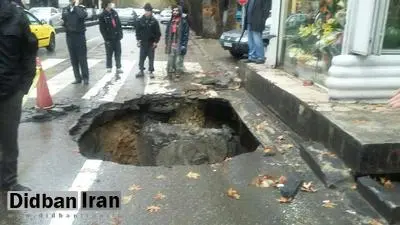 ریزش لاین کندرو خیابان ولیعصر/ تردد در حال انجام است/ تلاش برای پر کردن محل ریزش