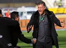 علی دایی در بازی امروز محروم است 
