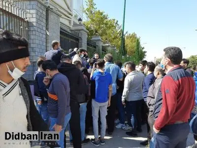 استقلالیها مقابل مجلس شورای اسلامی تجمع کردند
