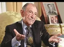 چگونه وزیر «محمدرضا شاه» یک شبه محبوب انقلابیون شد؟!