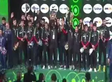 اعضای تیم ملی کشتی ایران پس از دریافت جام قهرمانی کشتی خوشحالی نکردند+عکس 